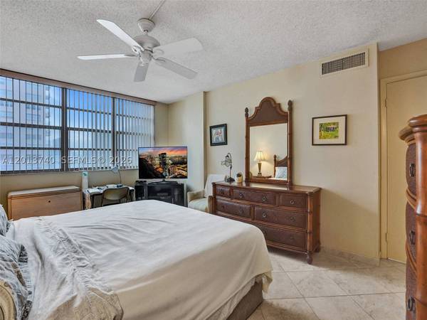 3113 S Ocean Dr #710, Hallandale Beach, FL 33009