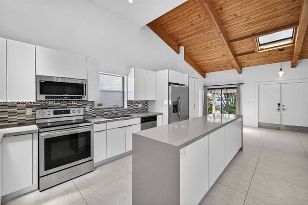 2619 S Parkview Dr, Hallandale Beach, FL 33009