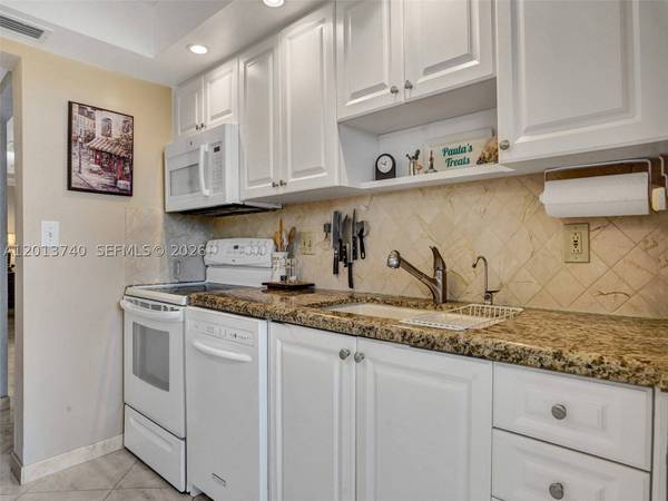 3113 S Ocean Dr #710, Hallandale Beach, FL 33009