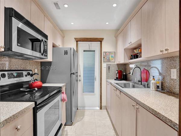 2600 Diana Dr #105, Hallandale Beach, FL 33009