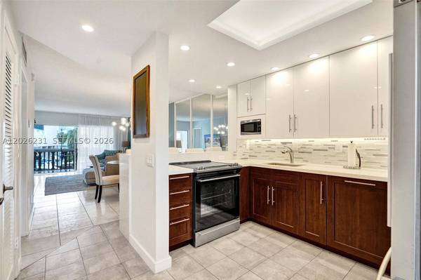 450 Paradise Isle Blvd #204, Hallandale Beach, FL 33009