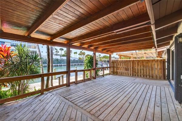 2619 S Parkview Dr, Hallandale Beach, FL 33009