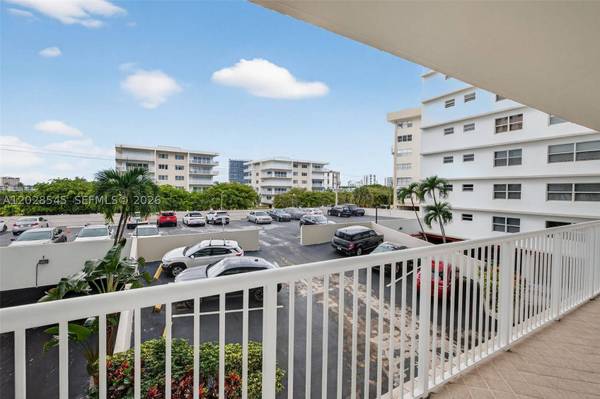121 Golden Isles Dr #205, Hallandale Beach, FL 33009