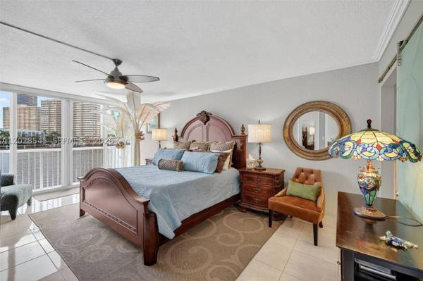 121 Golden Isles Dr #205, Hallandale Beach, FL 33009