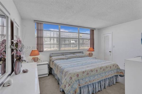 3113 S Ocean Dr #803, Hallandale Beach, FL 33009