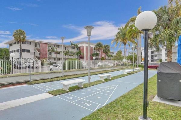 455 Paradise Isle Blvd #207, Hallandale Beach, FL 33009