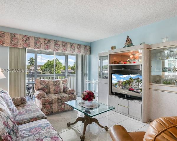 455 Paradise Isle Blvd #207, Hallandale Beach, FL 33009
