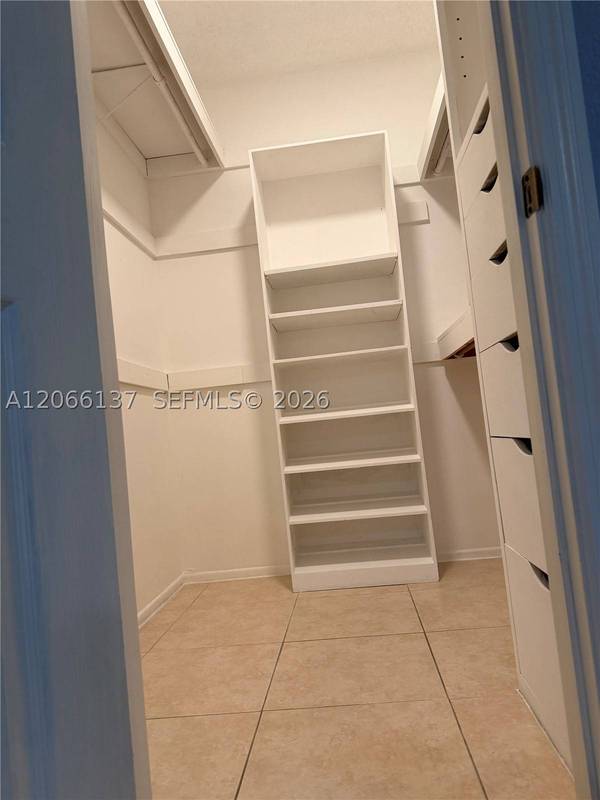 800 NE 195th St #211, Miami, FL 33179