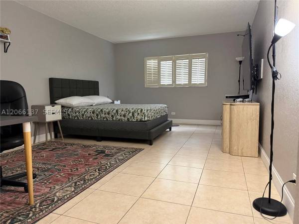 800 NE 195th St #211, Miami, FL 33179