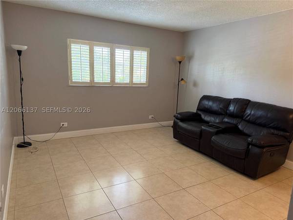 800 NE 195th St #211, Miami, FL 33179