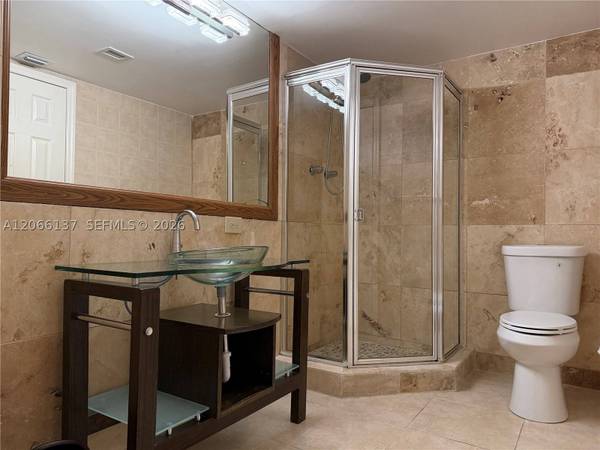800 NE 195th St #211, Miami, FL 33179
