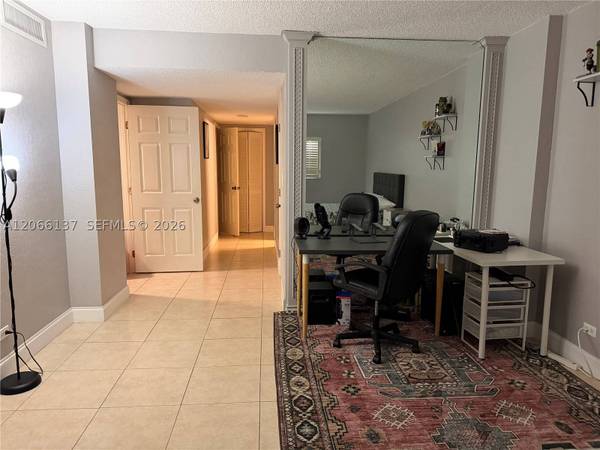 800 NE 195th St #211, Miami, FL 33179