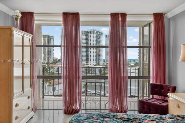 1000 Parkview Dr #806, Hallandale Beach, FL 33009