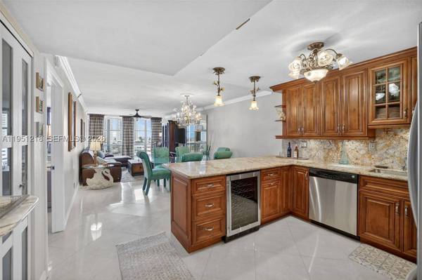 1000 Parkview Dr #806, Hallandale Beach, FL 33009