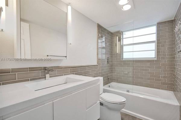 137 Golden Isles Dr #1105, Hallandale Beach, FL 33009