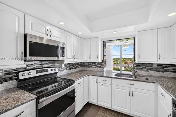 1000 Parkview Dr #715, Hallandale Beach, FL 33009