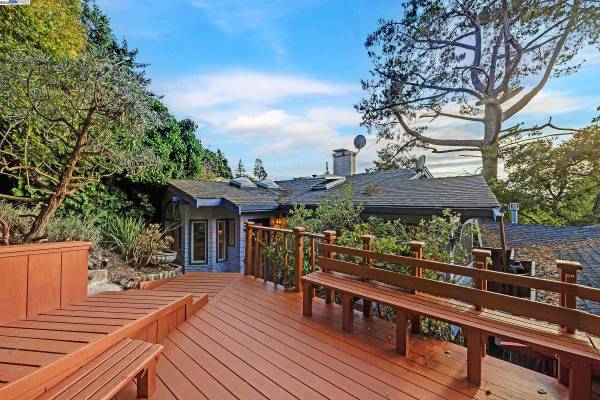 1012 Elbert St, Oakland, CA 94602