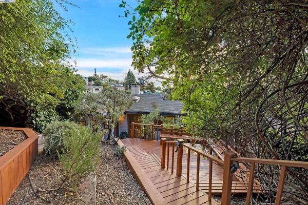 1012 Elbert St, Oakland, CA 94602