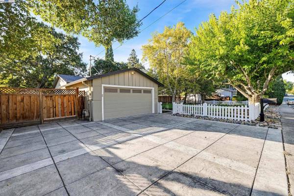 25 Brandon Rd, Pleasant Hill, CA 94523
