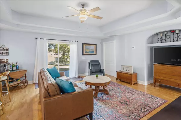 1113 S PINE LAKE DR, Tampa, FL 33612