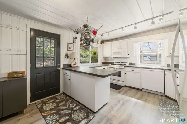 10 Mountain Trail, East Hampton, CT 06424