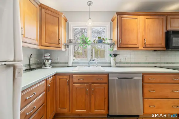 51 Sky View Circle, Hamden, CT 06514