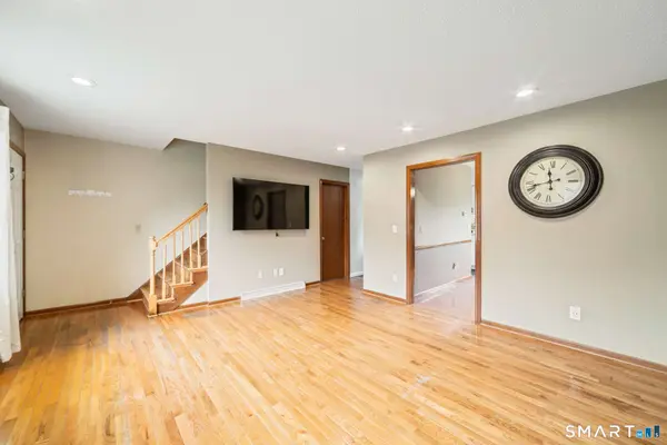 33 Bay Path Way #33, Branford, CT 06405