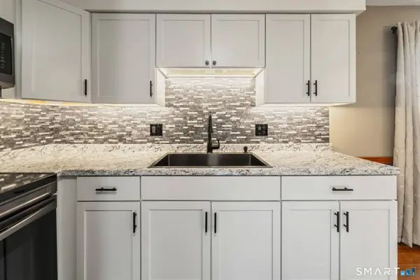 33 Bay Path Way #33, Branford, CT 06405