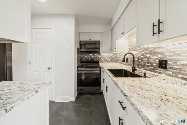 33 Bay Path Way #33, Branford, CT 06405