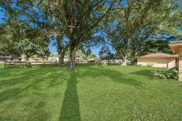 18902 Meadow LN, Tomball, TX 77377