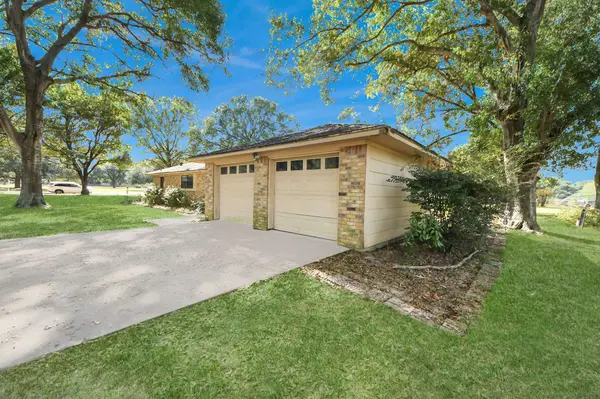 18902 Meadow LN, Tomball, TX 77377