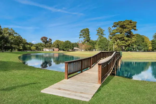 18902 Meadow LN, Tomball, TX 77377