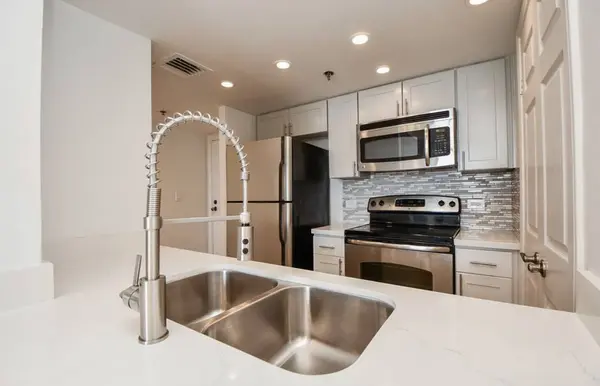 3525 Sage RD #1018, Houston, TX 77056