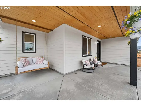 2031 E 9TH ST, La Center, WA 98629