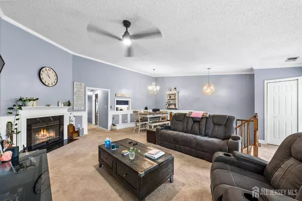 6 Amethyst WAY, Franklin Twsp, NJ 08823