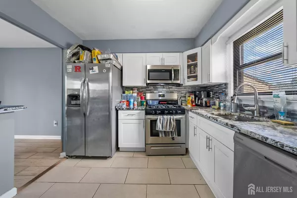 11 Chesterfield WAY, Sayreville, NJ 08872