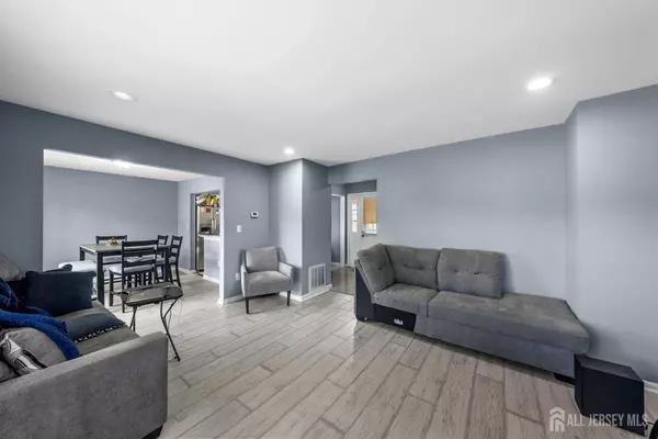 11 Chesterfield WAY, Sayreville, NJ 08872