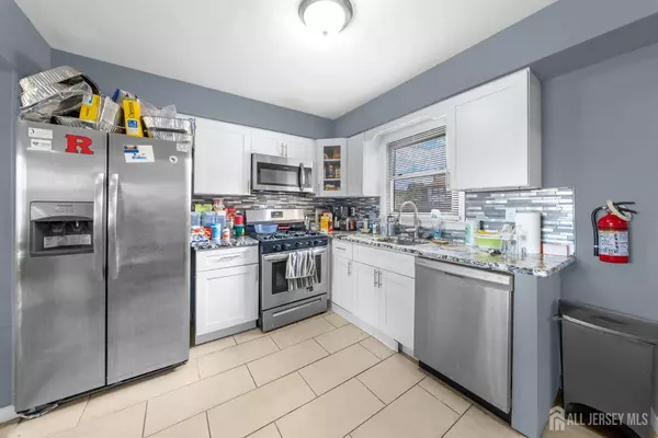 11 Chesterfield WAY, Sayreville, NJ 08872