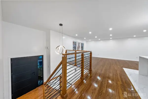 12 Barker RD, Franklin, NJ 08873