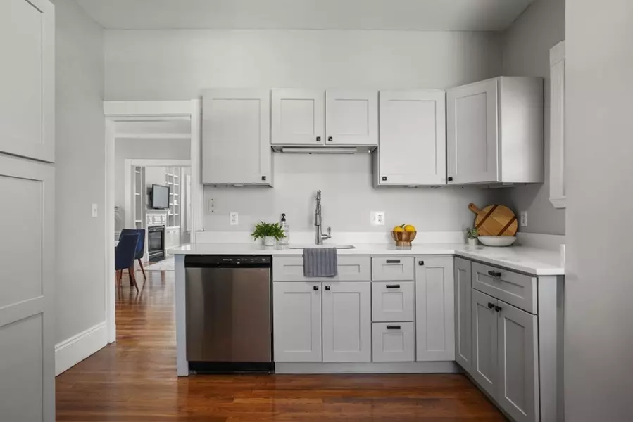 566 E 7th St, South Boston, MA 02127-4127