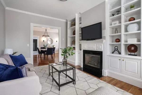 566 E 7th St, South Boston, MA 02127-4127