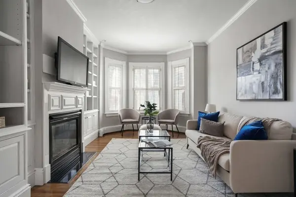 566 E 7th St, South Boston, MA 02127-4127