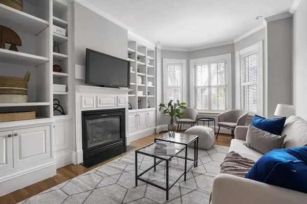 566 E 7th St, South Boston, MA 02127-4127