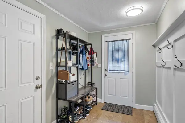 22 Ponnakin Hill Rd, Charlton, MA 01507