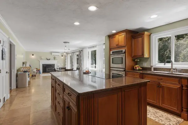22 Ponnakin Hill Rd, Charlton, MA 01507