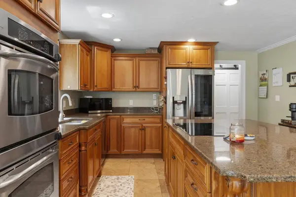 22 Ponnakin Hill Rd, Charlton, MA 01507