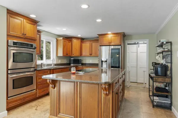 22 Ponnakin Hill Rd, Charlton, MA 01507