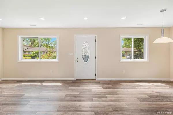 27336 Alger Boulevard, Madison Heights, MI 48071