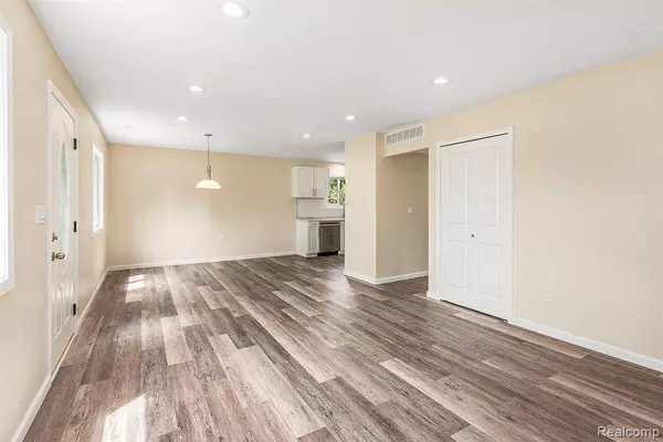 27336 Alger Boulevard, Madison Heights, MI 48071