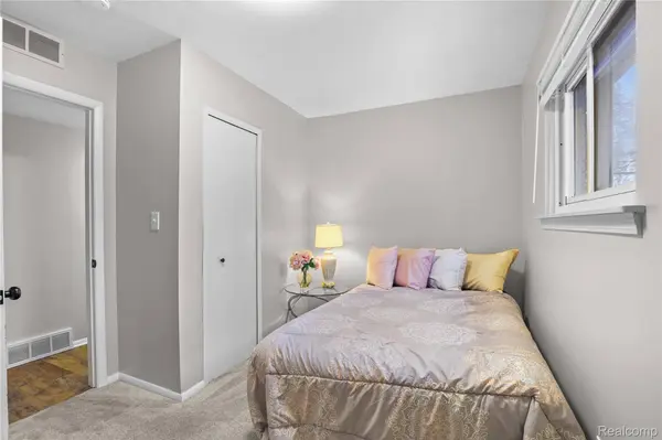 11724 Syracuse ST, Taylor, MI 48180